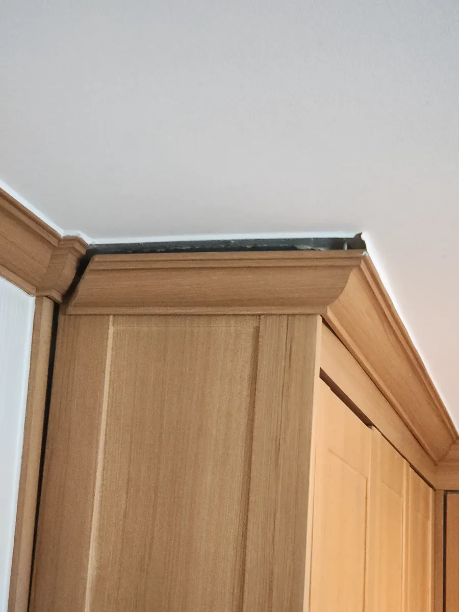 씽크대 부분수리 — 몰딩 아래로 벌어진 상부장